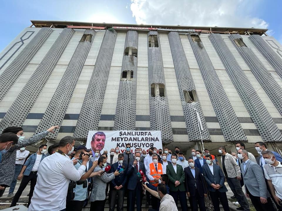 Bir 1 kişi, ayakta ve açık hava görseli olabilir