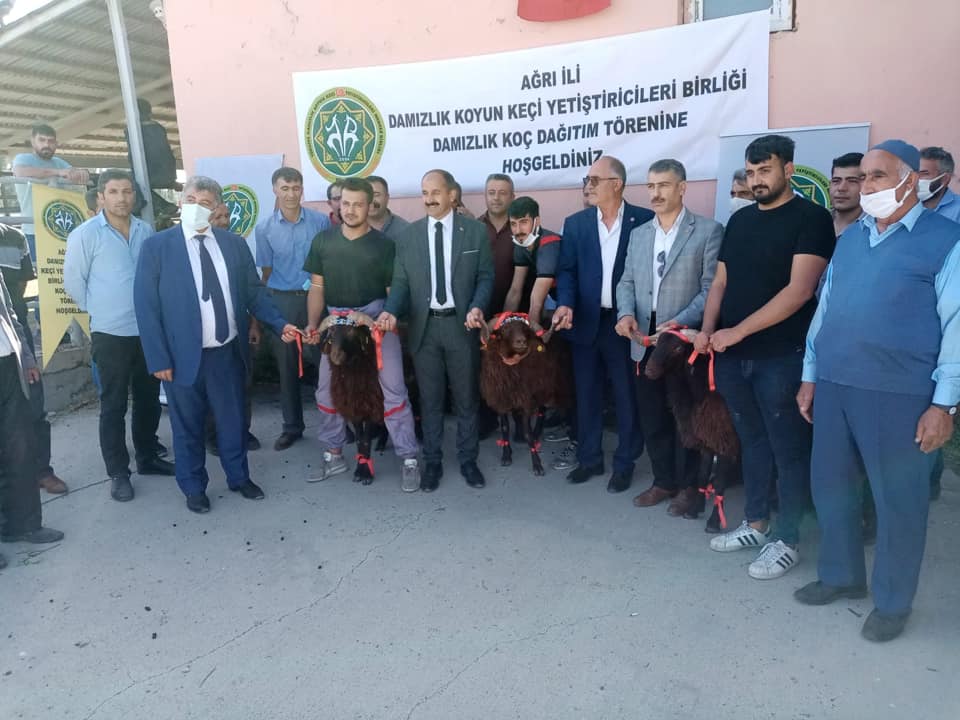 Bir Orhan Yazıcı ve Servet Samancı dahil 9 kişi ve ayakta duran insanlar görseli olabilir