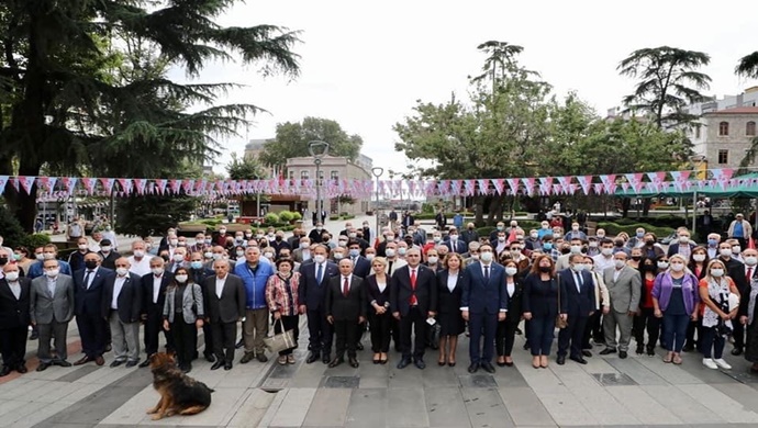 CHP’NİN 98. KURULUŞ YIL DÖNÜMÜ DOLAYISIYLA CHP TEŞKİLATI TÖREN DÜZENLEDİ