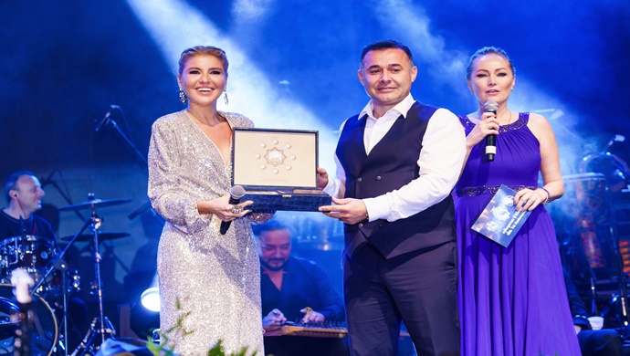 Gülben Ergen Alanya ‘da 25 bin kişiye verdiği konser ile izdiham yarattı