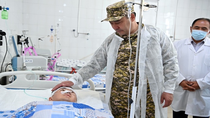 Президент Садыр Жапаров навестил пограничников, получивших ранения в ходе перестрелки на кыргызско-таджикском участке госграницы в Баткенской области