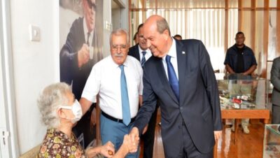 Cumhurbaşkanı Ersin Tatar, Amber İbrahimoğlu’na hizmetlerinden dolayı verilen plaket takdim törenine katıldı