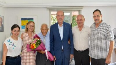 Cumhurbaşkanı Ersin Tatar, Kıbrıs’ın en eski fotoğraf sanatçılarından Mustafa Mehmet Salih Okay’ı evinde ziyaret etti