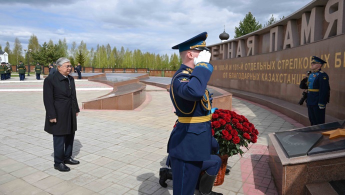 Глава государства возложил цветы к Мемориальному комплексу воинам-