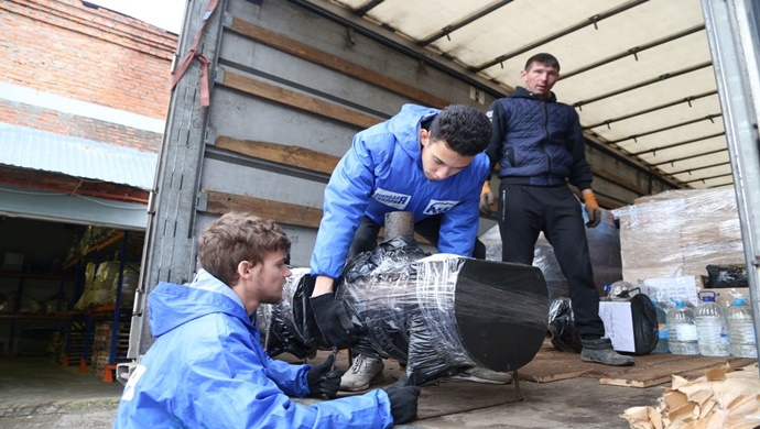 Birleşik Rusya, yeni bölgelere ve cepheye 82 bin tondan fazla insani yardım ulaştırdı