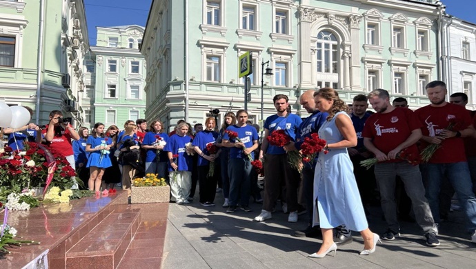 Birleşik Rusya ve MGER, Beslan’daki trajedinin kurbanlarının anısını onurlandırdı