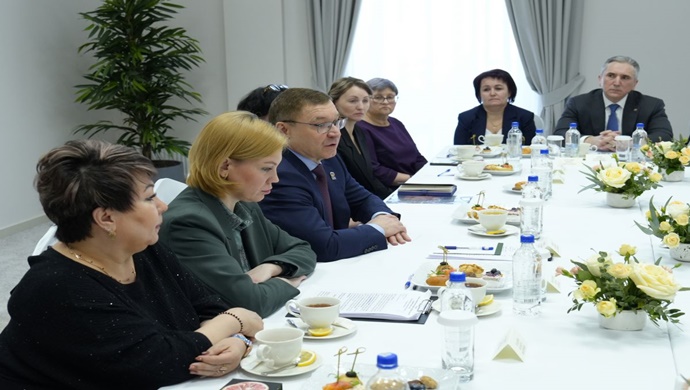 Vladimir Yakushev, Tyumen Oblastı’nda ölen SVO katılımcılarının anneleriyle bir araya geldi